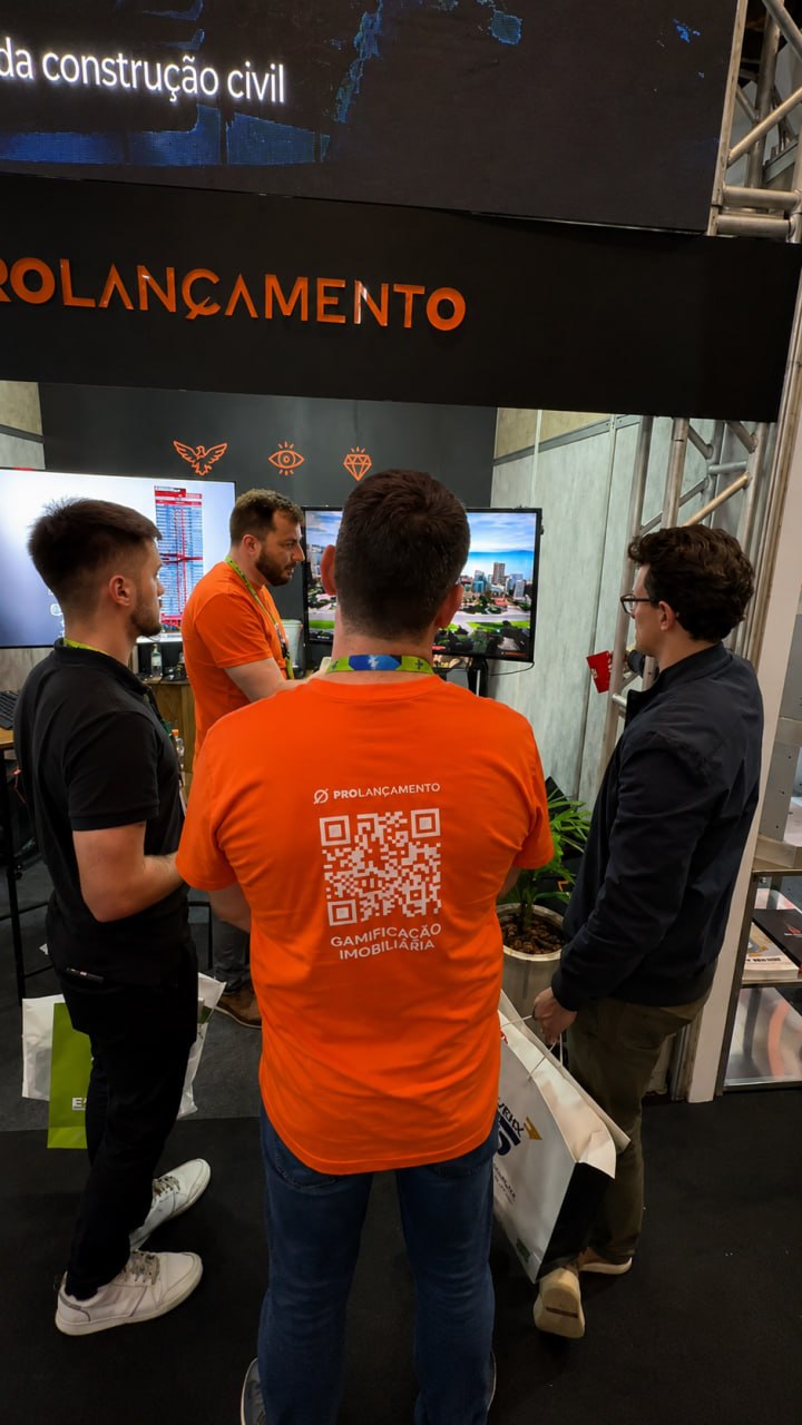 Stand da Pró Lançamento em feira de construção civil, com visitantes ao redor